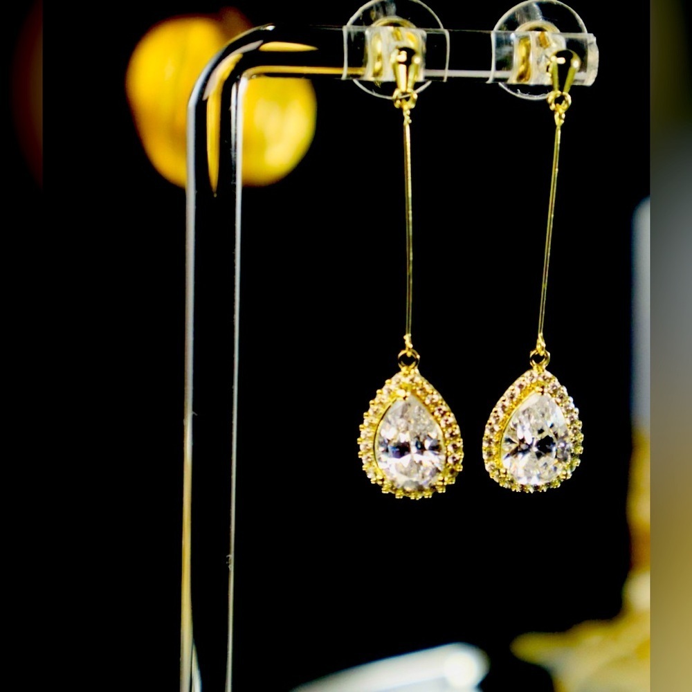 Crystal Elegant Tear drop Earrings NWOT